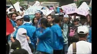 Mahasiswa UKI dan 10 Universitas Menuntut Presiden Soeharto Turun 24 April 1998