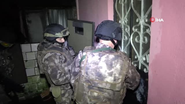 Uyuşturucu Baskınına Giden Polise Çukur Şoku... Polis Uyuşturucu Operasyonunda Kapıları Böyle...