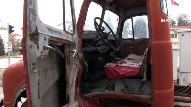 Baba yadigârına yıllar sonra kavuştu...Eski fotoğraflardan yola çıkarak yıllar önce satılan kamyonu buldu ve satın aldı