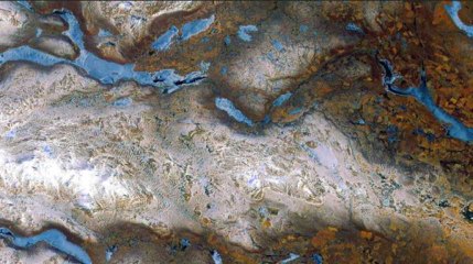 2 minutes d'un survol glacé de la Terre depuis l'espace