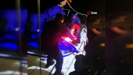 Fırtına ve yağmura aldırmadan kaçmaya çalıştılar...10 kişilik tekneden 44 mülteci çıktı, Sahil Güvenlik ekipleri gözlerine inanamadı