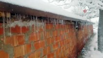 Kızıldam'da kar kalınlığı 15 santimi buldu, evlerin çatılarında buz sarkıtları oluştu