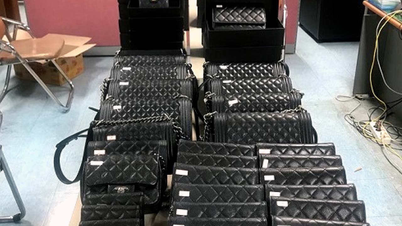 이탈리아서 제작한 '짝퉁 샤넬 가방' 유통한 일당 구속 / YTN