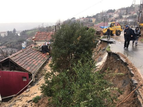 Sarıyer'de Yol ve İstinat Duvarı Çöktü, Yol Trafiğe Kapandı