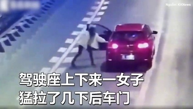 Cãi nhau với bạn trai, cô gái xuống xe nằm dài giữa đường cao tốc ăn vạ