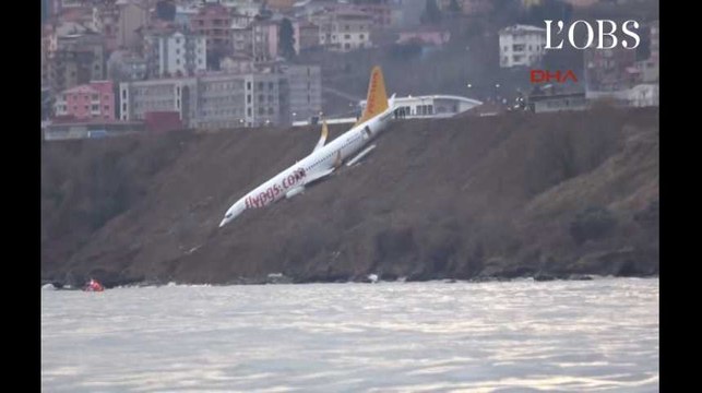 Un avion rate son atterrissage et termine sur une falaise en Turquie