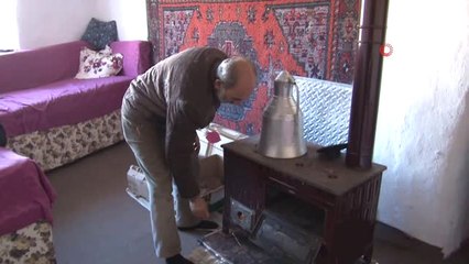 Köyünde Yaşadığını İspat Etmeye Çalışıyor