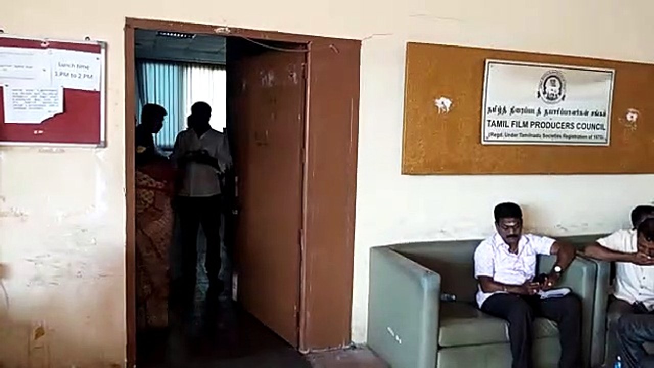 தயாரிப்பாளர் சங்க கட்டிடத்திற்கு பூட்டு போட்ட தயாரிப்பாளர்கள்-வீடியோ
