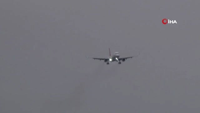 Rüzgar Uçakları Beşik Gibi Salladı