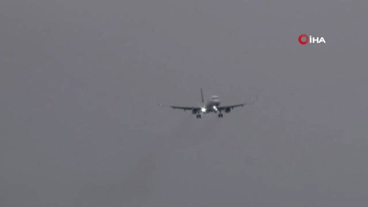 Rüzgar Uçakları Beşik Gibi Salladı