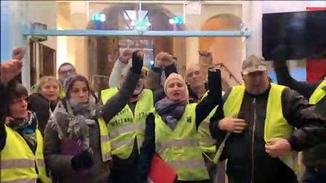 Les Gilets jaunes chantent La Marseillaise à la préfecture de la Loire