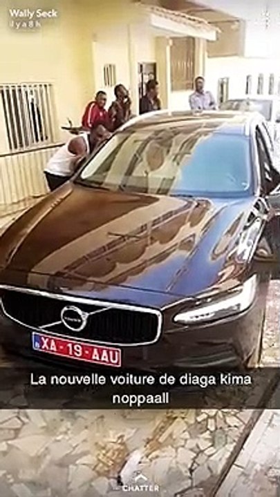 Wally Seck offre une nouvelle voiture de luxe à sa mère Diaga