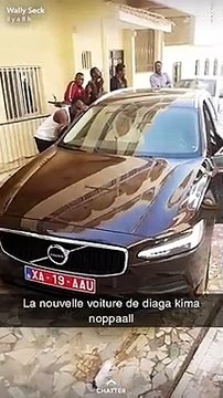 Wally Seck offre une nouvelle voiture de luxe à sa mère Diaga