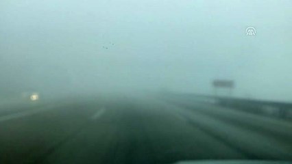 Yoğun Siste Arıza Yapan Aracını Belli Etmek İçin Karayolunda Ateş Yaktı