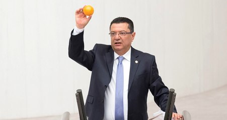 Fatih Portakal'a Destek Veren CHP'li Mehmet Göker, Meclis Kürsüsüne Portakalla Çıktı