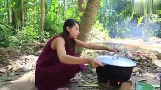 Rural cousin cooking in the wild, a large number of heavy snakes boiled on the spot to eat