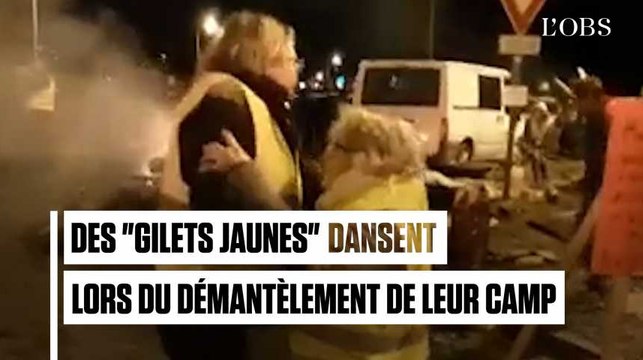 Alors que les policiers démantèlent leur campement, ces gilets jaunes dansent sur Édith Piaf