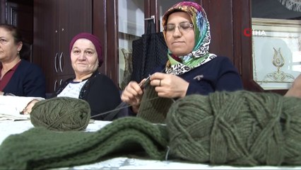 Öğrencinin isteğini kırmayan kadınlar Mehmetçiklere 500 boyunluk ördü