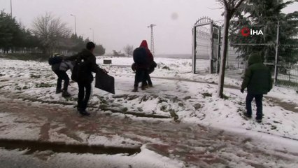 Скачать видео: İstanbul’da yağan kar en çok çocukları sevindirdi...Kartpostallık kar manzaraları havadan böyle görüntülendi