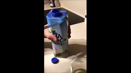 Il trouve une chose extrêmement écoeurante dans son jus de coco