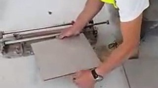 Un pro nous montre la technique pour poser du carrelage autour d’un cadre de porte.