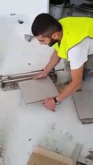 Un pro nous montre la technique pour poser du carrelage autour d’un cadre de porte.