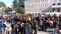 Report TV - Dita e 16-të/ Vijon protesta e studentëve para kryeministrisë