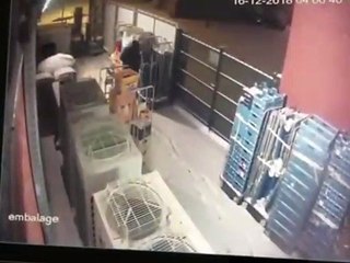 Il vole des bières et finit en caleçon accroché à la grille d'entrée du magasin !