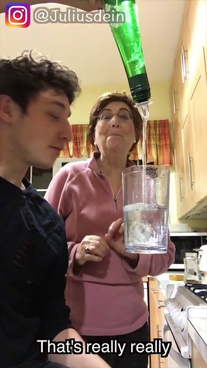 Un jeune homme passe sa journée à piéger sa grand mère avec des tours de magie