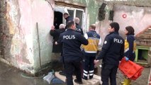 Kırıkkale’de kanalizasyon suyu evleri esir aldı...Dedeyi ikna edemeyen polis, 'üşümemesi' için sobasını yaktı