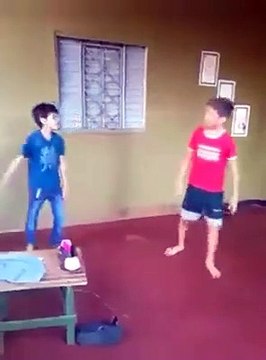 Une fin inattendue de cette bagarre entre deux garçons !