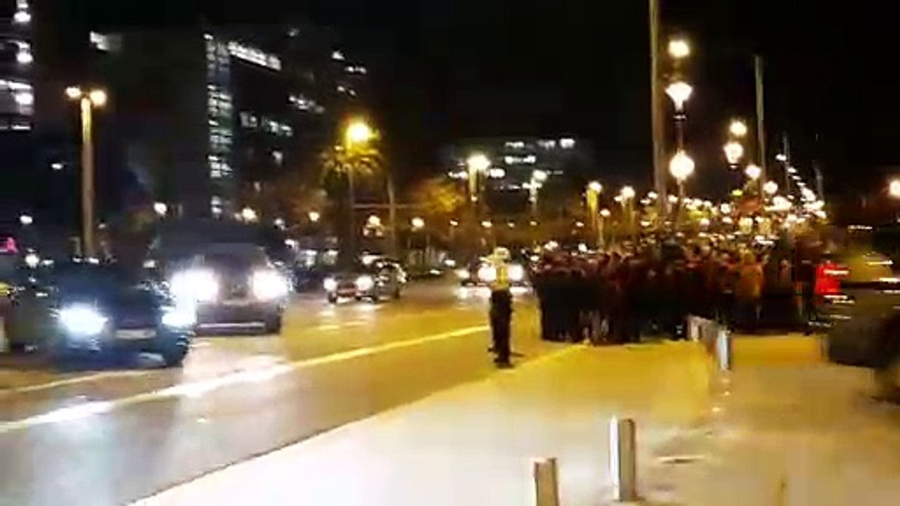 Sánchez entra a la reunió amb el govern entre crits d’independència