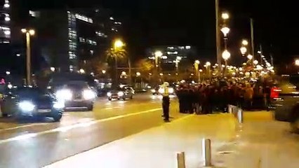 Sánchez entra a la reunió amb el govern entre crits d’independència