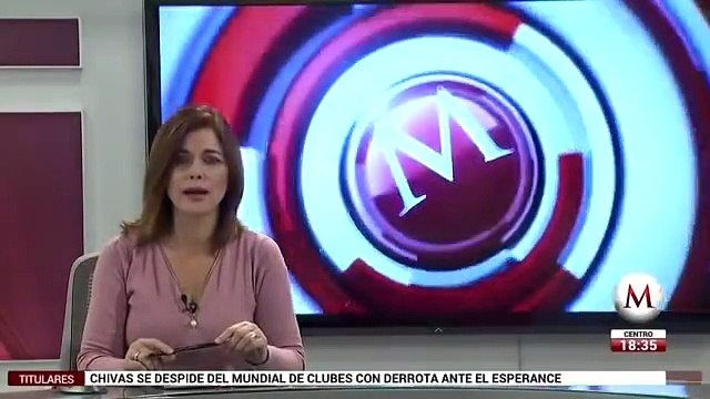 Hombre se encadena por falta de pago por parte del ayuntamiento de Ecatepec