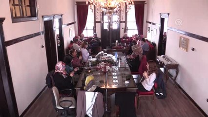 Kadınlar Askerler İçin Boyunluk Ördü