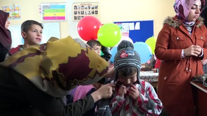 Muş'ta köy çocuklarını 'ısıtan' yardım