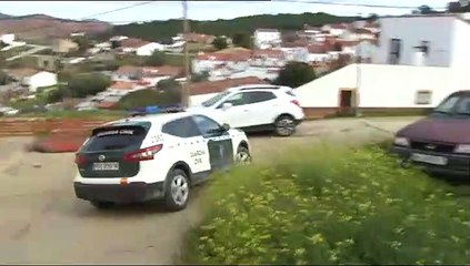 Vecinos de El Campillo rompen el cordón policial increpando a Bernardo Montoya: "¡Asesino!"