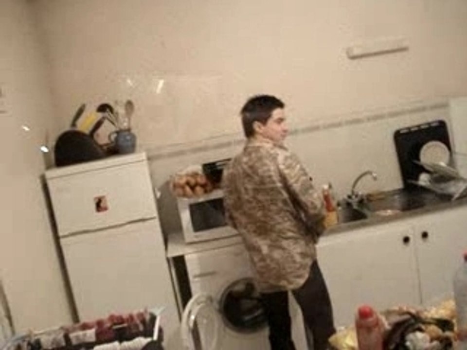 Qu'est qu'il fait le jim :)