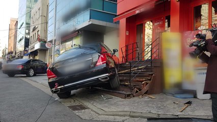 차량 건물 돌진 잇따라..."급발진 때문" / YTN