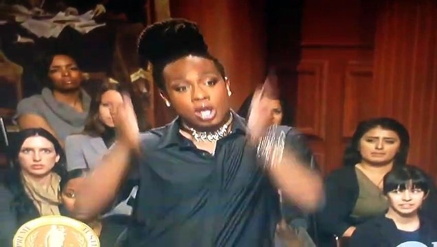 Cette folle danse à son procès devant la Juge !