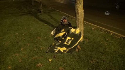 Parkta Yatan Yaşlı Adama Polis Sahip Çıktı
