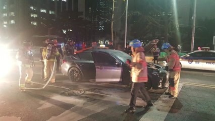 서울 여의도에서 운행 중 승용차 화재 / YTN