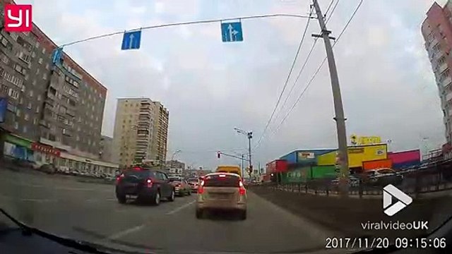 Un chauffeur de taxi trop pressé s'explose dans une pile de voitures au feu rouge !