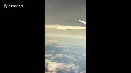 Descargar video: Un passager filme son avion qui se déleste de son carburant au-dessus de l'océan pour atterrir d'urgence à Los Angeles !