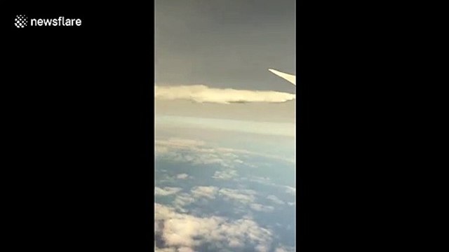 Un passager filme son avion qui se déleste de son carburant au-dessus de l'océan pour atterrir d'urgence à Los Angeles !