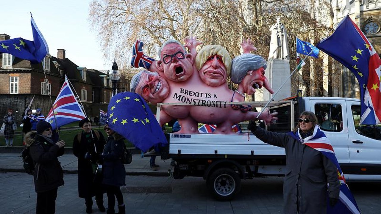 May és Corbyn összecsapott egymással a parlamentben