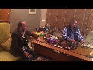 ألاستاذ طارق عبد الله اثناء الاستماع لاعمال الفنان امير مروان