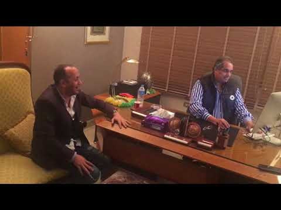 ألاستاذ طارق عبد الله اثناء الاستماع لاعمال الفنان امير مروان