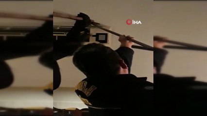 Üşüyen yılan bir evin klimasına girdi