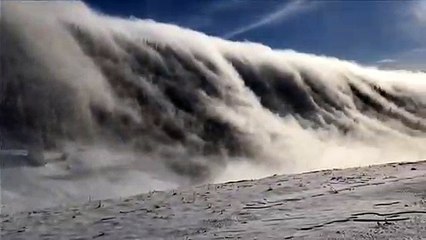 Ce brouillard en haut de la montagne est impressionnant